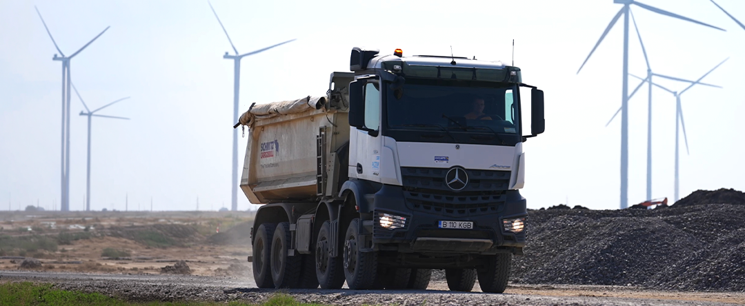 Autobasculantă Mercedes Arocs pe șantier