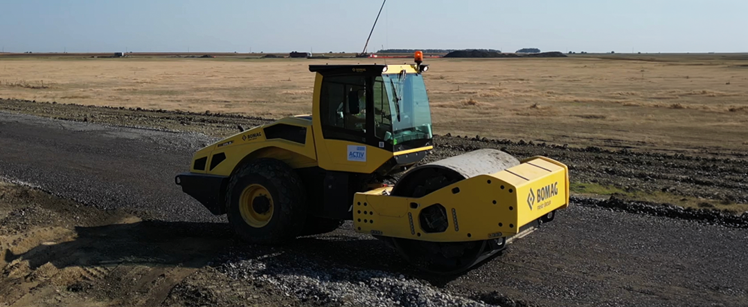 Cilindru compactor mixt pe șantier