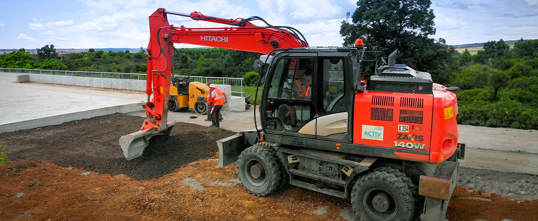 Excavator pe pneuri pe șantier