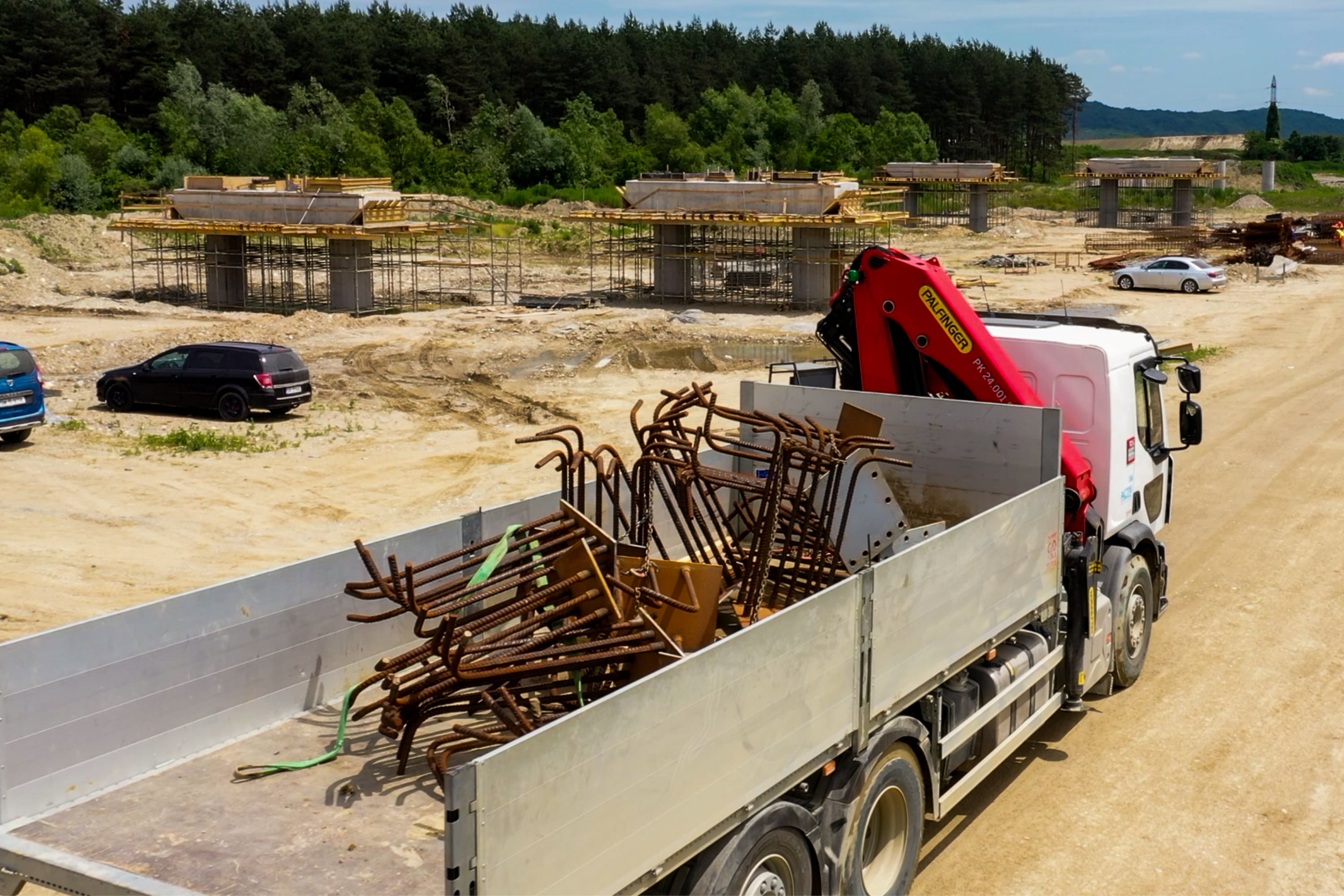 Transport — camion cu braț ridicător Palfinger