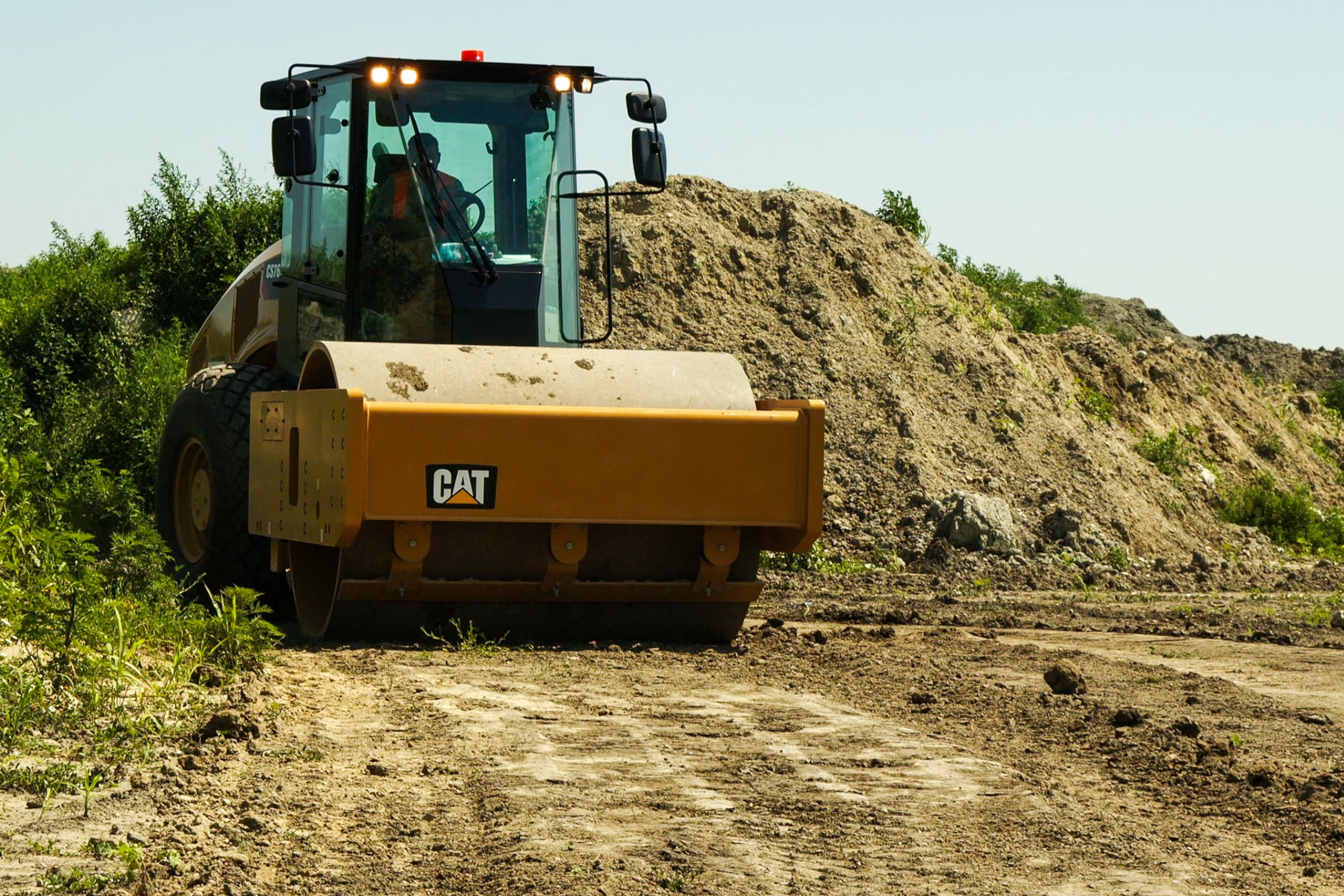 Cilindru compactor CAT pe șantier